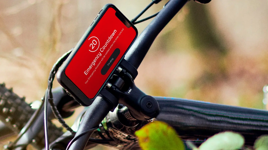 Following a crash, the COBI.Bike app triggers a 30-second countdown. If there is no reaction during this time, the Help Connect call center is notified and attempts are made to reach the e-bike rider by phone.